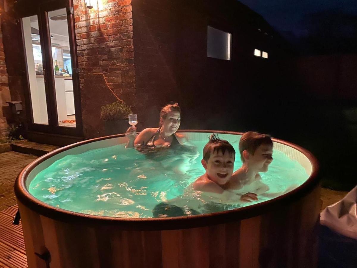 Beautiful Barn Conversion, 3 Bed, Hot Tub, Sauna, Gym, Enclosed Garden ライド エクステリア 写真