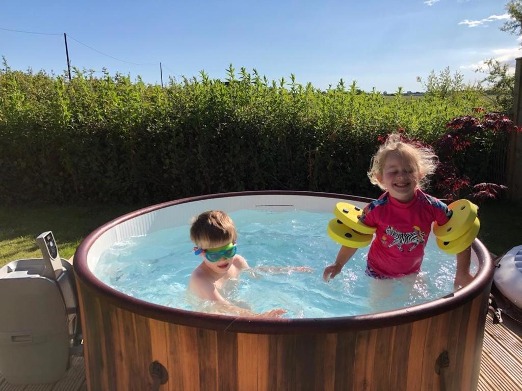 Beautiful Barn Conversion, 3 Bed, Hot Tub, Sauna, Gym, Enclosed Garden ライド エクステリア 写真